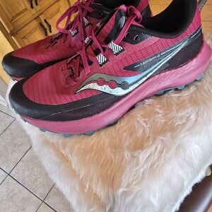 Saucony Women's Maroon and Black Running Shoes Sz 10